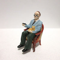 Svensson med pibe og kat, resin ( stol følger ikke med )
