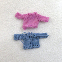 2 babytrøjer håndstrikket ( Una Dallerup )