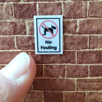 Skilt: hund ingen adgang ,, no fouling"