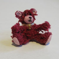 Bamse siddende, vinrød