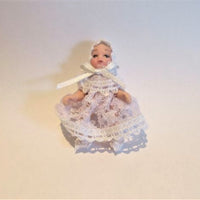 Porcelænsdukke baby i hvid