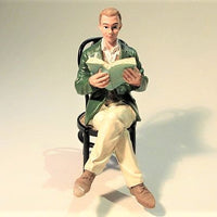 Mand siddende m/ bog , resin (stol medfølger ikke )