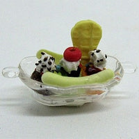 Banana split i glas assiette