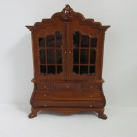 Rococo cabinet, valnød æte glas, stuer = 1:144