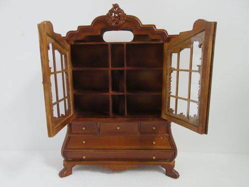 Rococo cabinet, valnød æte glas, stuer = 1:144