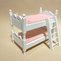 Køjeseng hvidlakeret med rosa madrasser