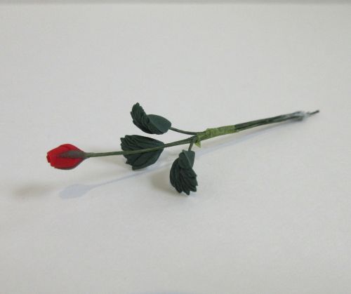 Rød rose knop m/blade, fimo