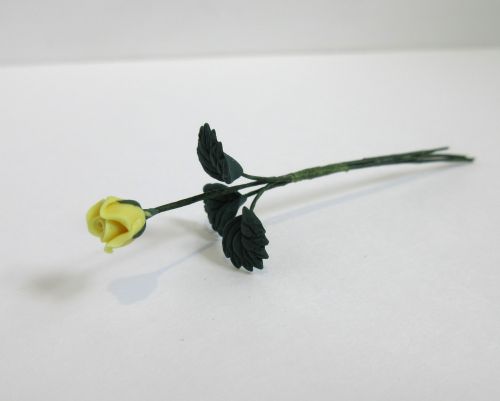 Gul rose knop m/blade, fimo