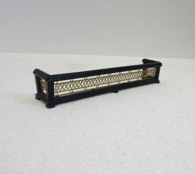 Kinesisk kamin forsats, sortmalet metal med messing indsats.