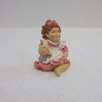 Pige siddende, resin