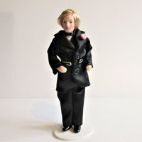 Porcelænsdukke, Ung herre i sort habit