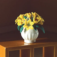 Roser, Liljer og Marguritter i gul i porcelænvase