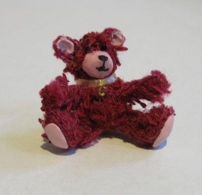 Bamse siddende, vinrød