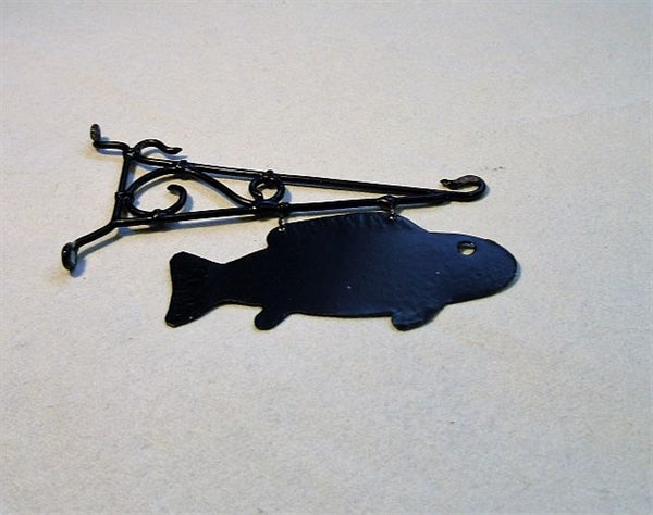 Skilteophæng, håndlavet metal m/ fisk