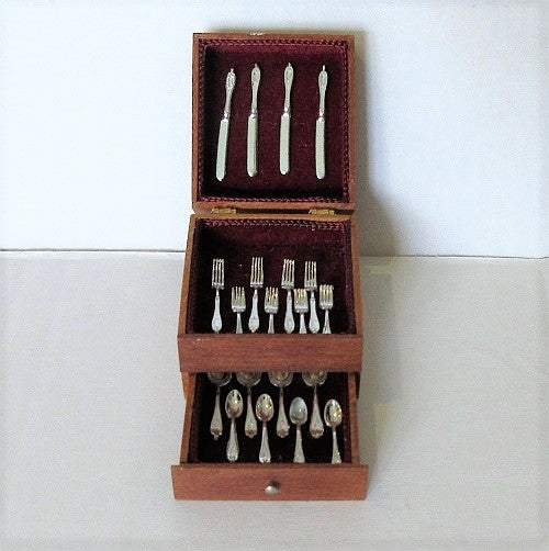 Caddy box with silver cutlery