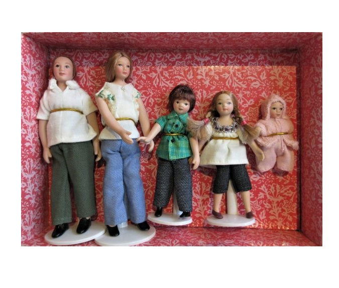 Familie på 5 pers. i Jeans, udført i Resin