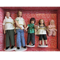 Familie på 5 pers. i Jeans, udført i Resin