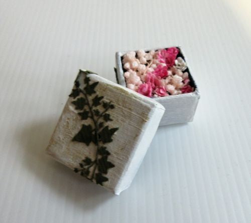 Gave-blomst hvid m/ papir-roser