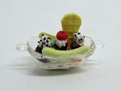 Banana split i glas assiette