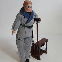 Dukke porcelæn ,, Styve"  trappestige medfølger ikke.