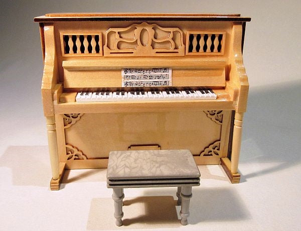 Piano m/ stol lakeret naturtræ